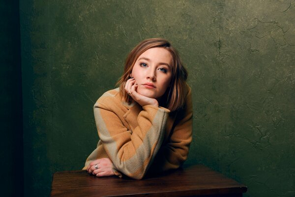 Saoirse Ronan se sienta en la mesa