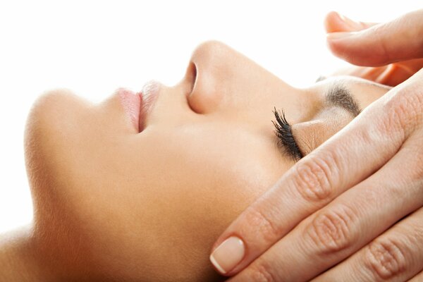 Massage relaxant du visage des filles