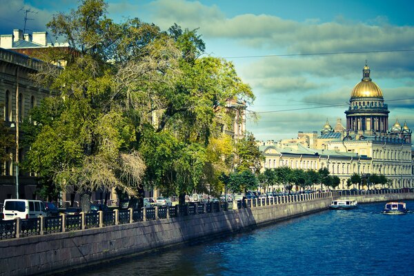 Paseo marítimo de Moika con vistas a la catedral de isakiv