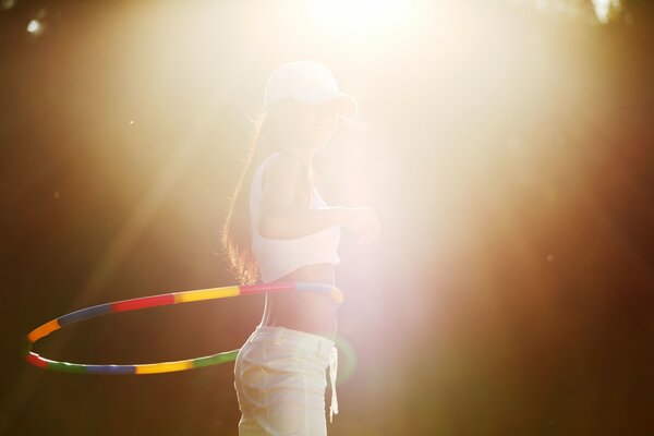 Ragazza con il cerchio alla luce del sole