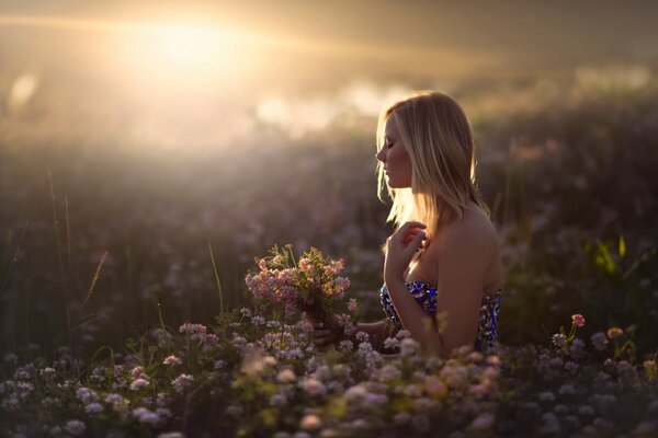 Schönes Mädchen umgeben von Blumen