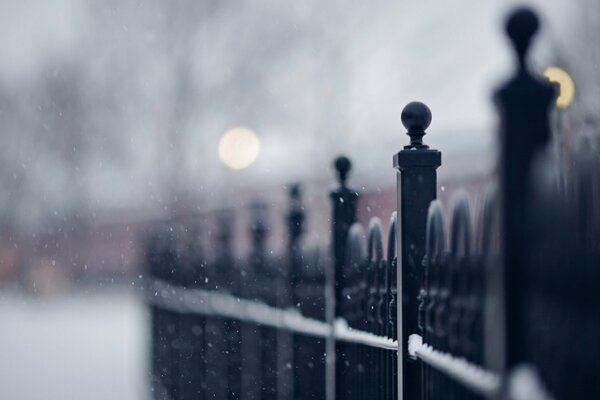 Recinzione lungo la strada innevata