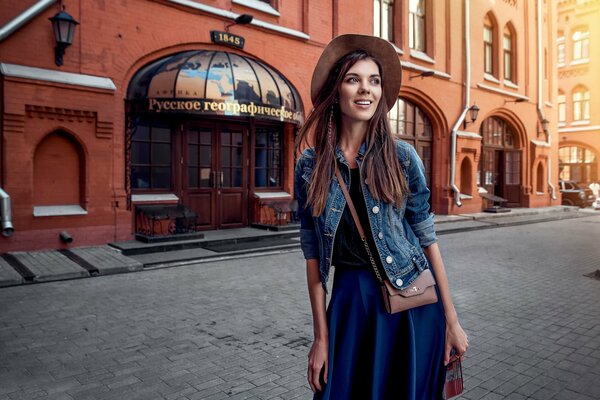 Photo of Bevushka against the background of the building of the Russian Geographical Society