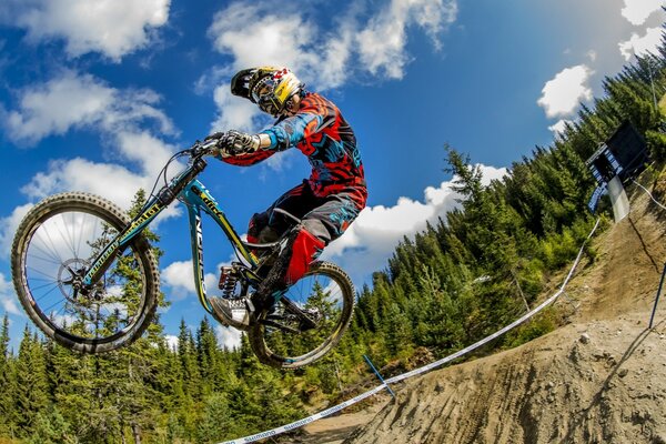 Gareggia su una bici sportiva sotto un cielo sereno