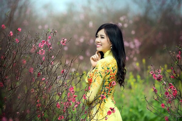 Fille asiatique dans le jardin fleuri