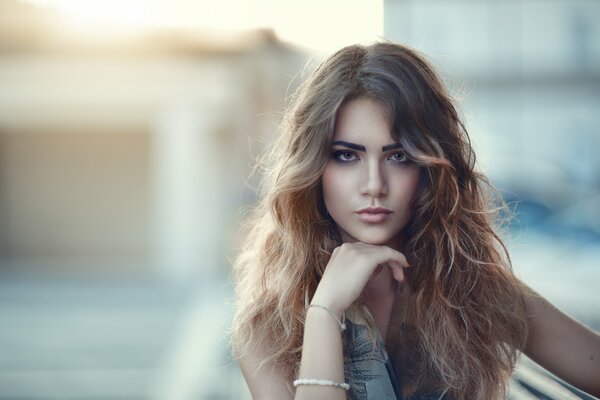 Chica con mirada de lobo