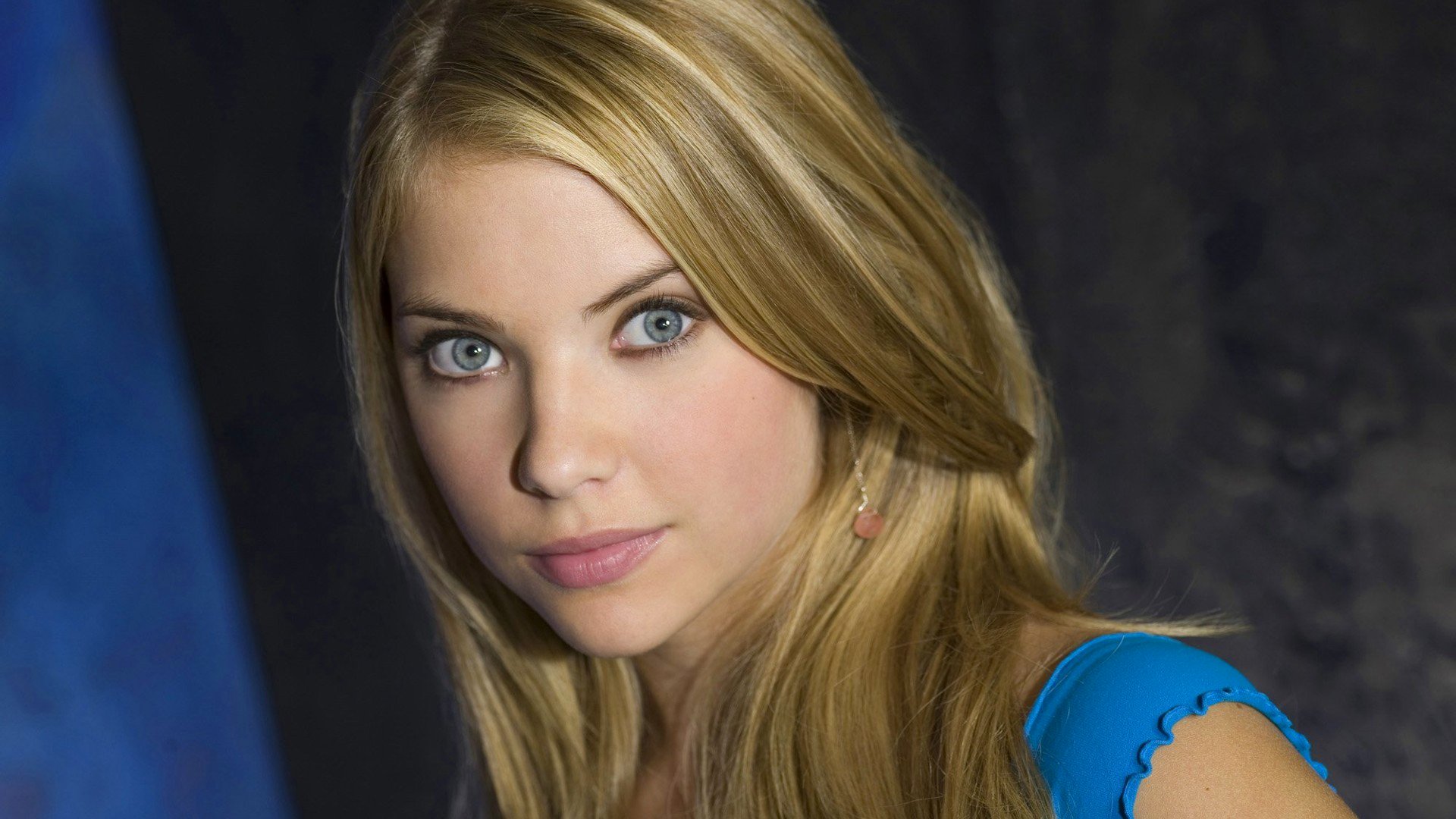 ashley benson blond gesicht blick