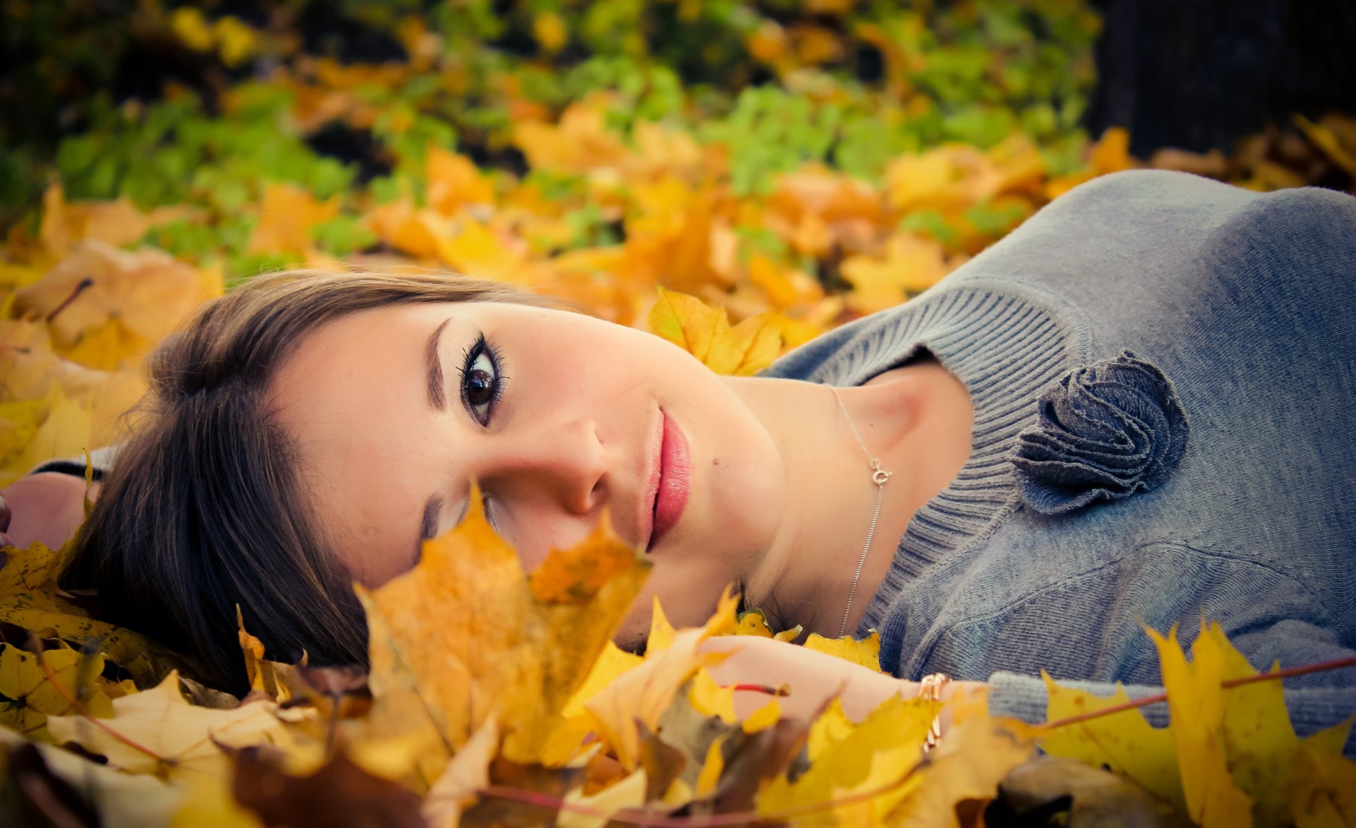 ragazza sguardo autunno foglie posa