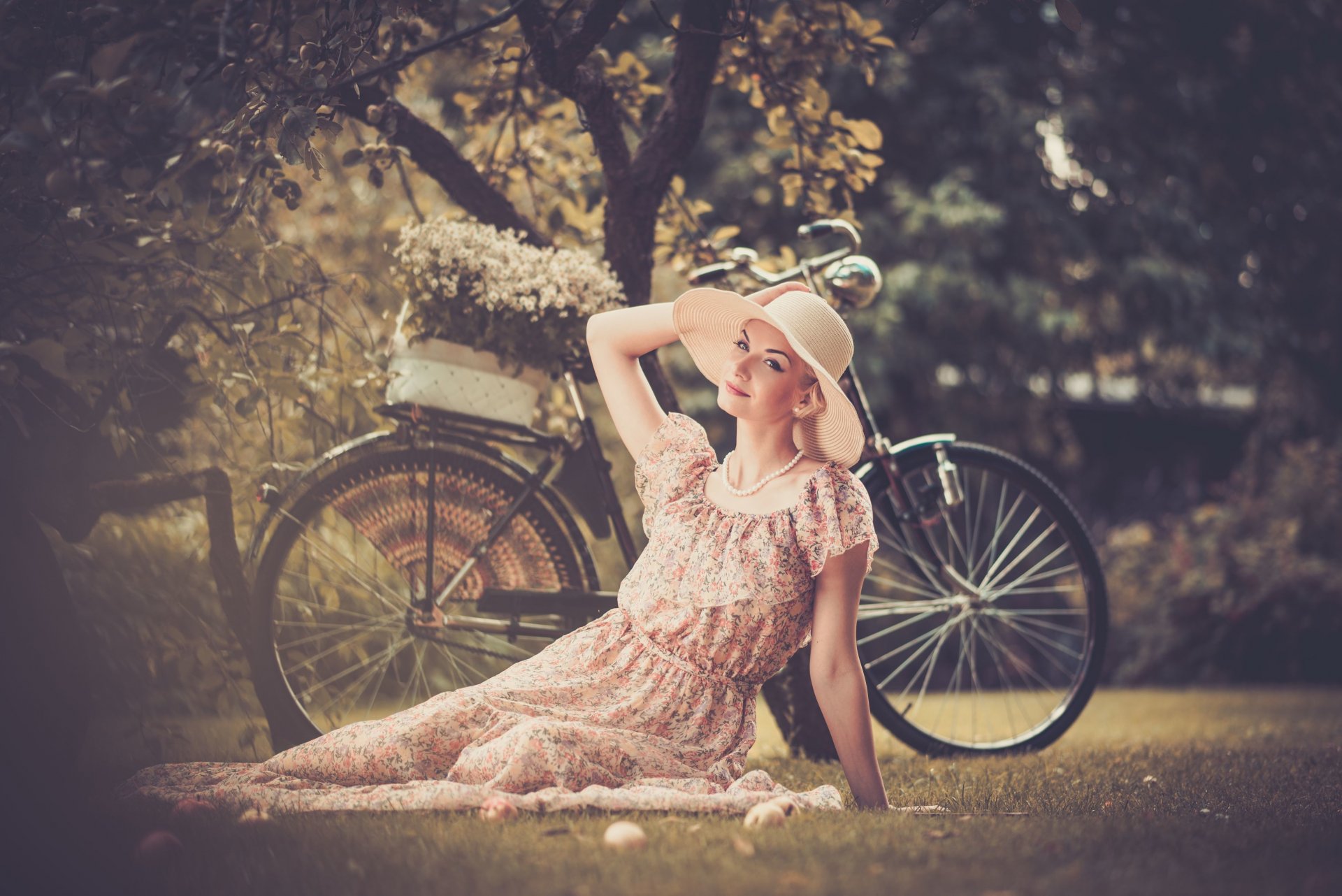 mädchen blond kleid hut pose blick fahrrad