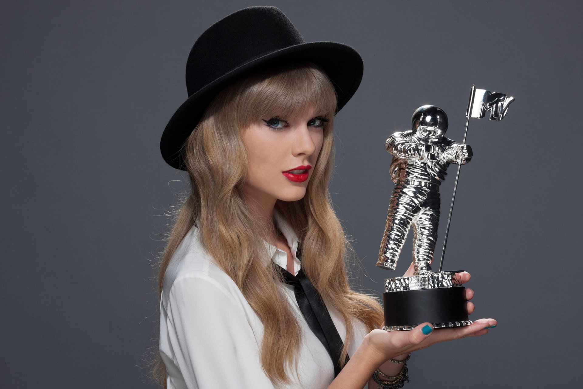 taylor swift cantante attrice acconciatura trucco cappello cravatta premio astronauta mtv