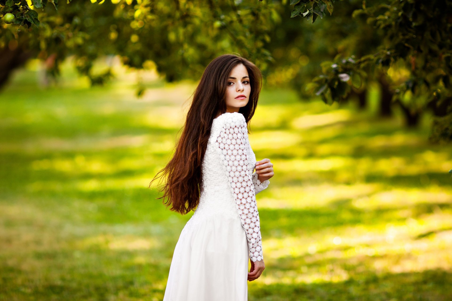 fille brune robe pose vue parc