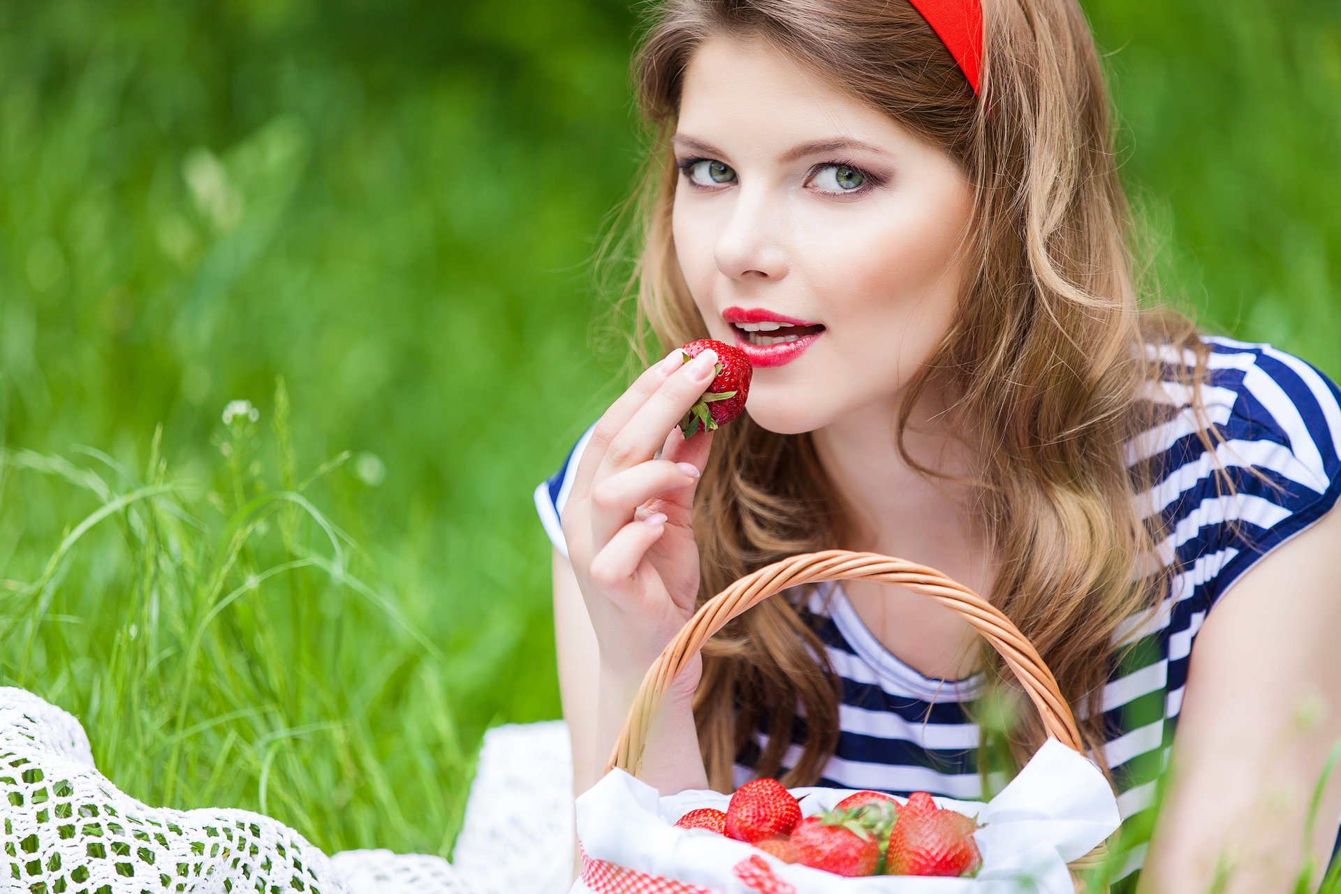 fille nature fraise herbe