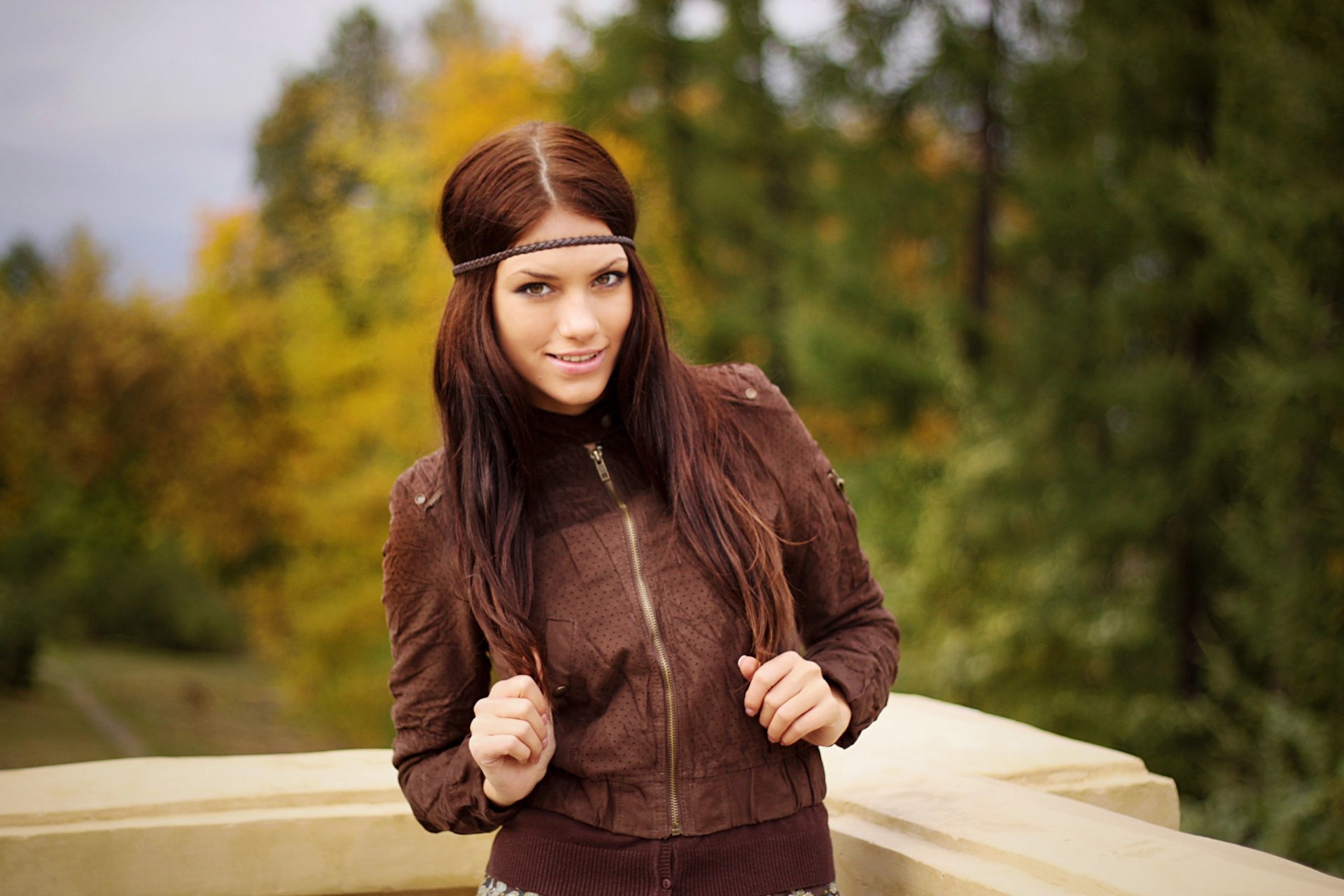 regina abakumova schön hübsch mädchen herbst jacke balkon wald baum