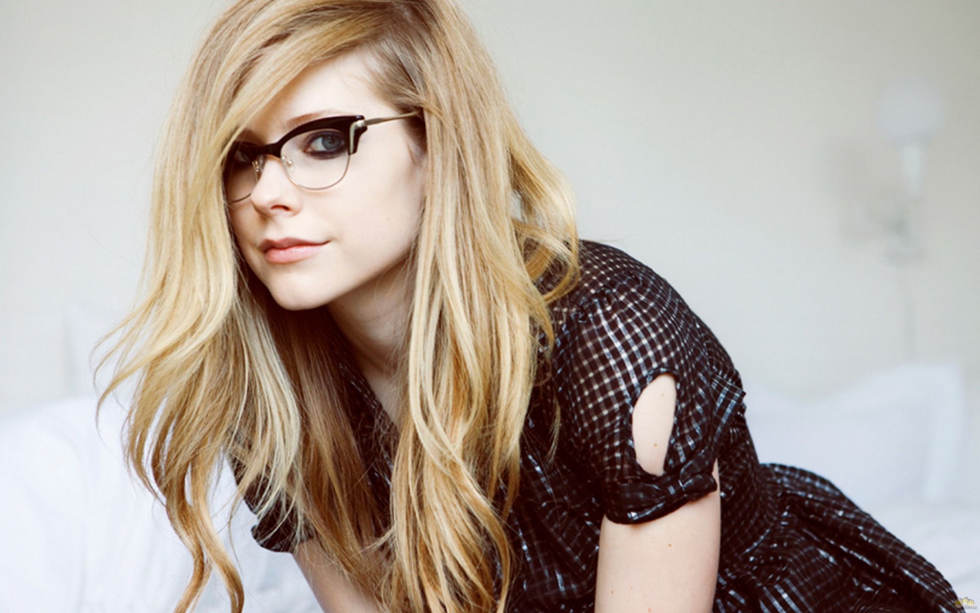 avril lavigne singer sunglasses music