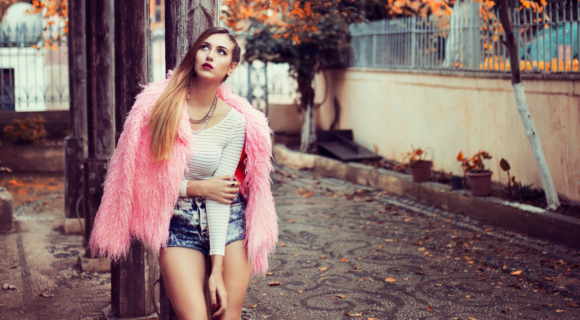 mädchen modell aussehen lange haare shorts pelzmantel hof straße herbst