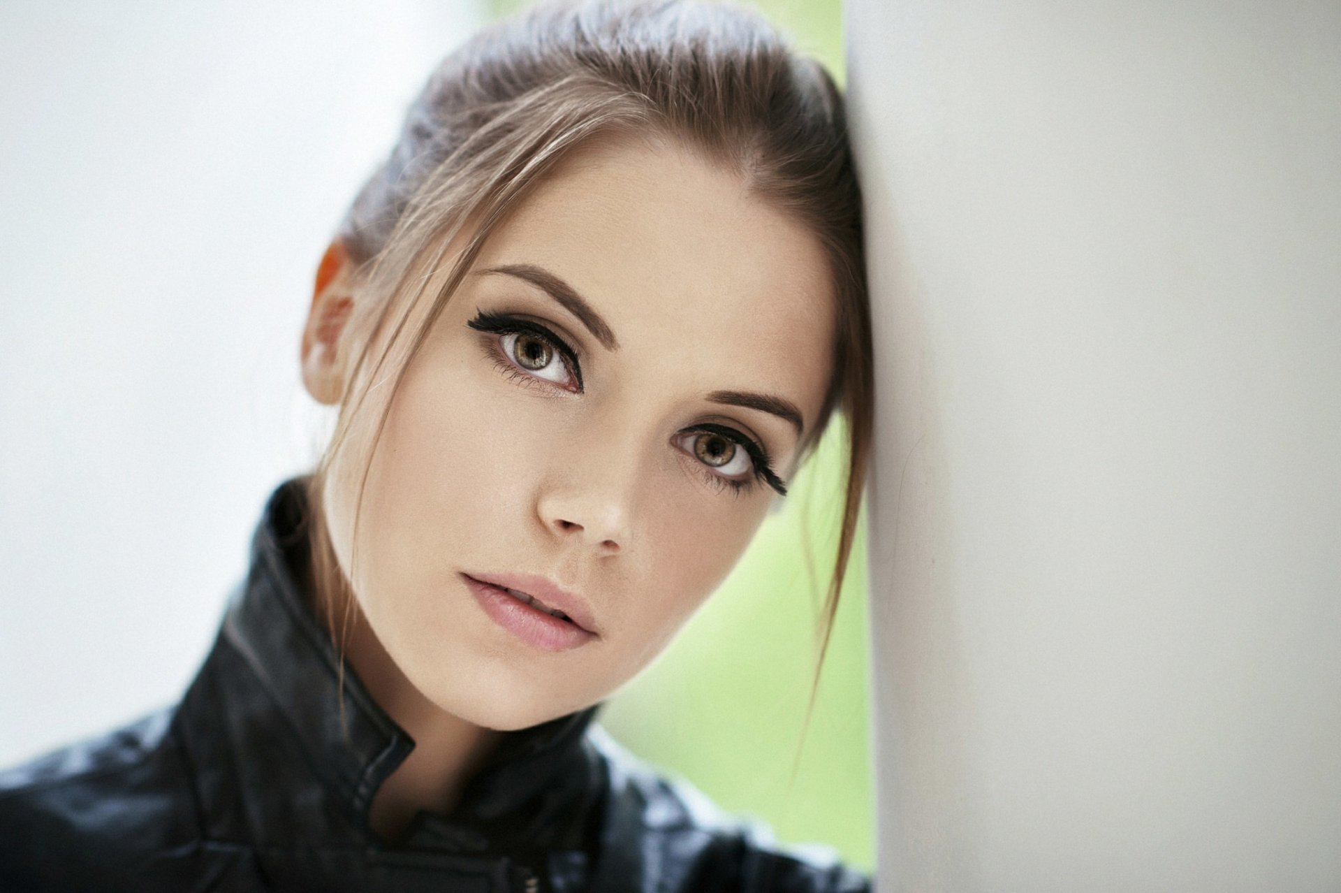 chica ksenia kokoreva cara bonita hermosa hermosa bokeh mirada chaqueta collar flequillo