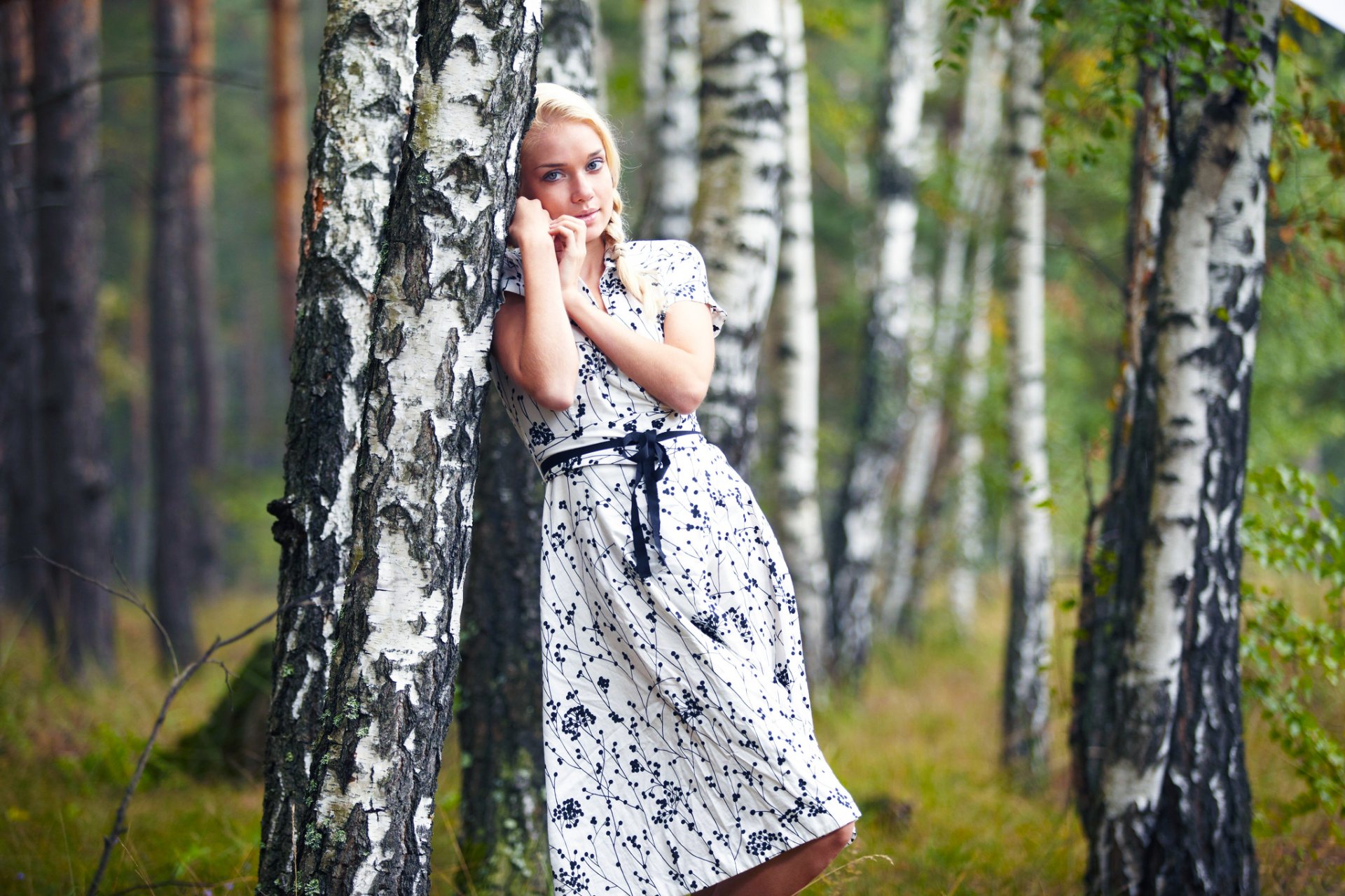 alena aljena ragazza bionda modello in piedi betulla albero foresta bellezza cutie in posa bella