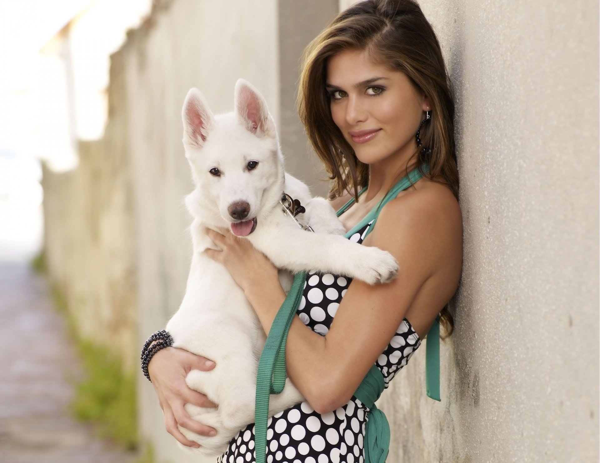 anai gonzalez ragazza bella sguardo capelli sorriso cane cucciolo vestito strada casa parete braccialetto orecchini