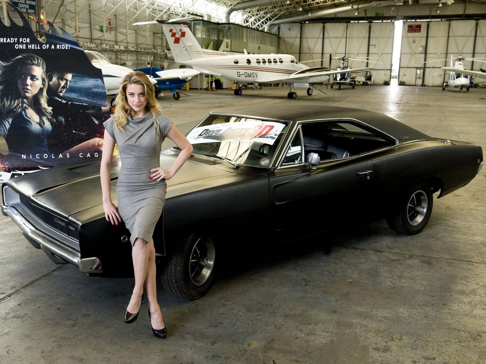 chicas chica actriz amber heard coche negro hangar de aviones cartel aviones helicópteros