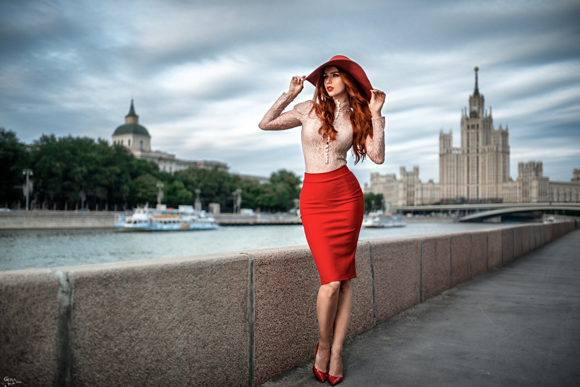 fille nadezhda obscova rousse grâce portrait ville georgy chernyadiev chapeau chemise jupe chaussures dame moscou parfait beauté fashionista jambes figure msu pont rivière