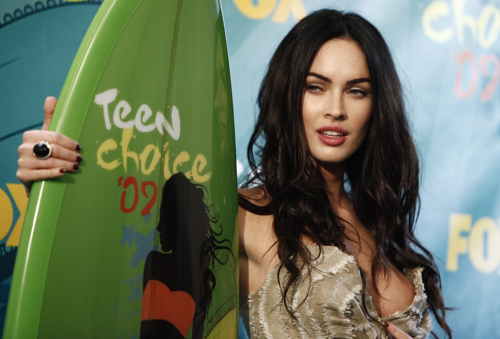 megan fox sukienka piękna brunetka