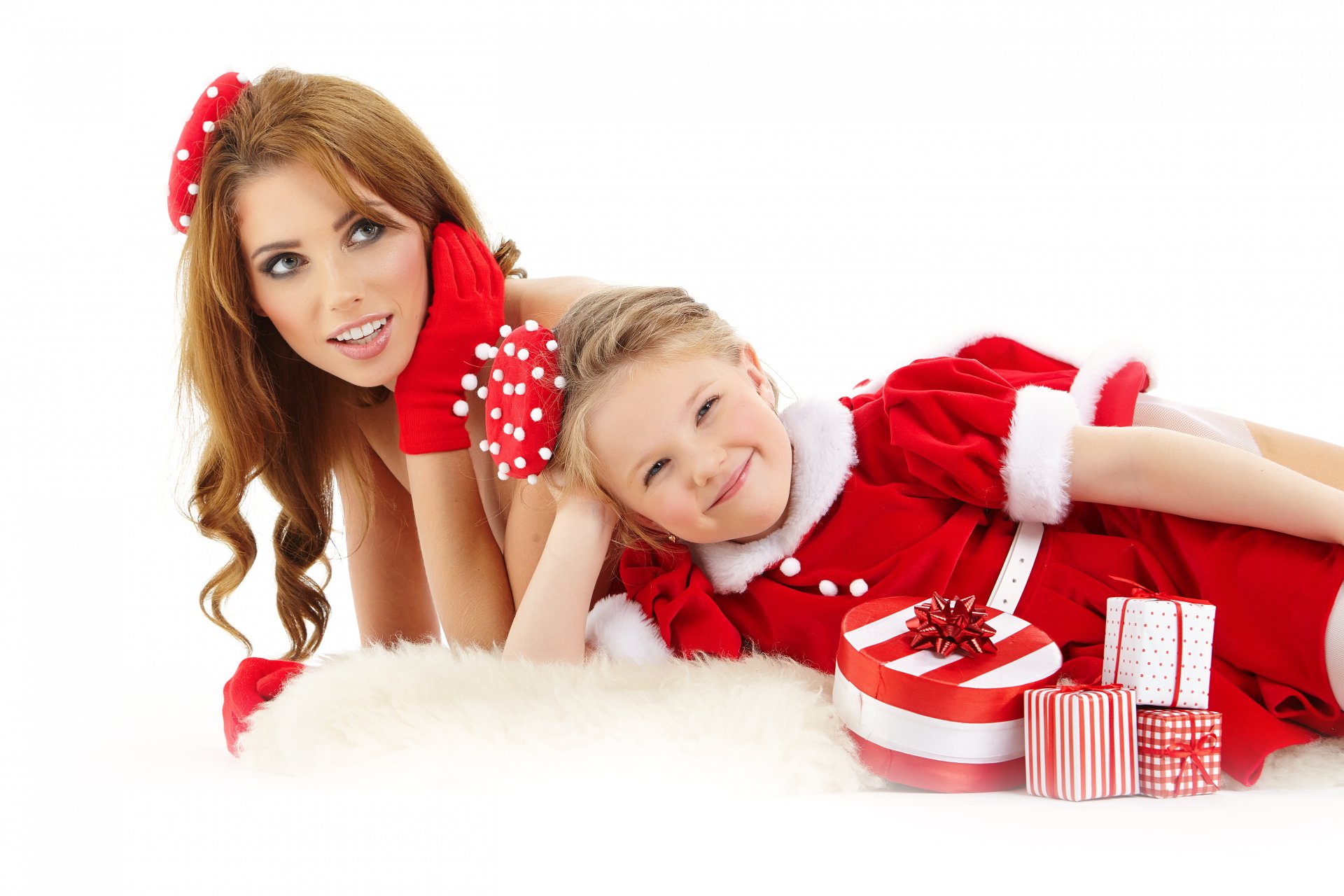 navidad año nuevo vacaciones chica pelo castaño sonrisa rizos regalo paquetes bola juguete árbol de navidad adornos cara santa