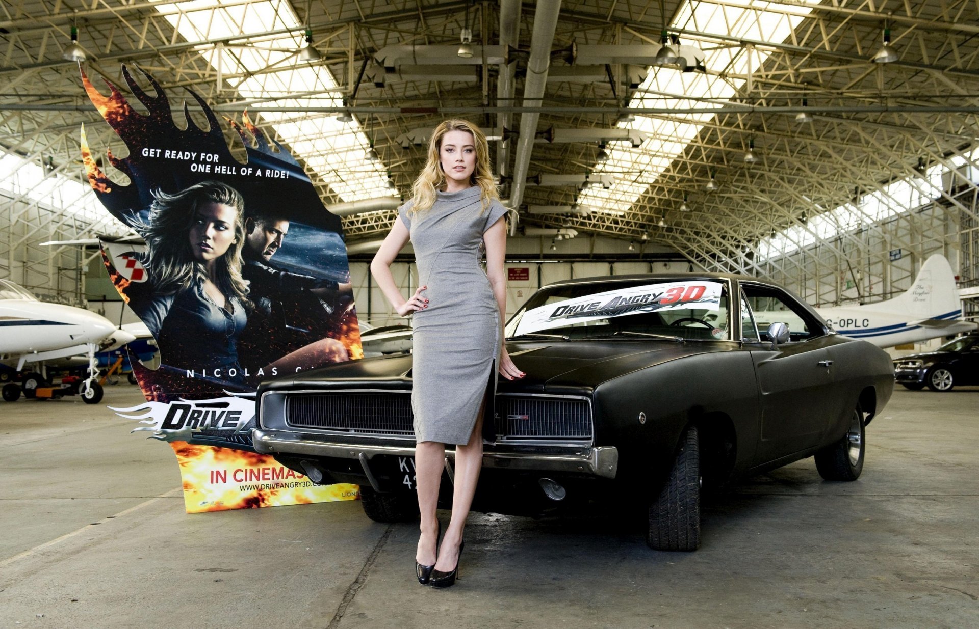 filles fille actrice amber heard voiture noire hangar d avion affiche