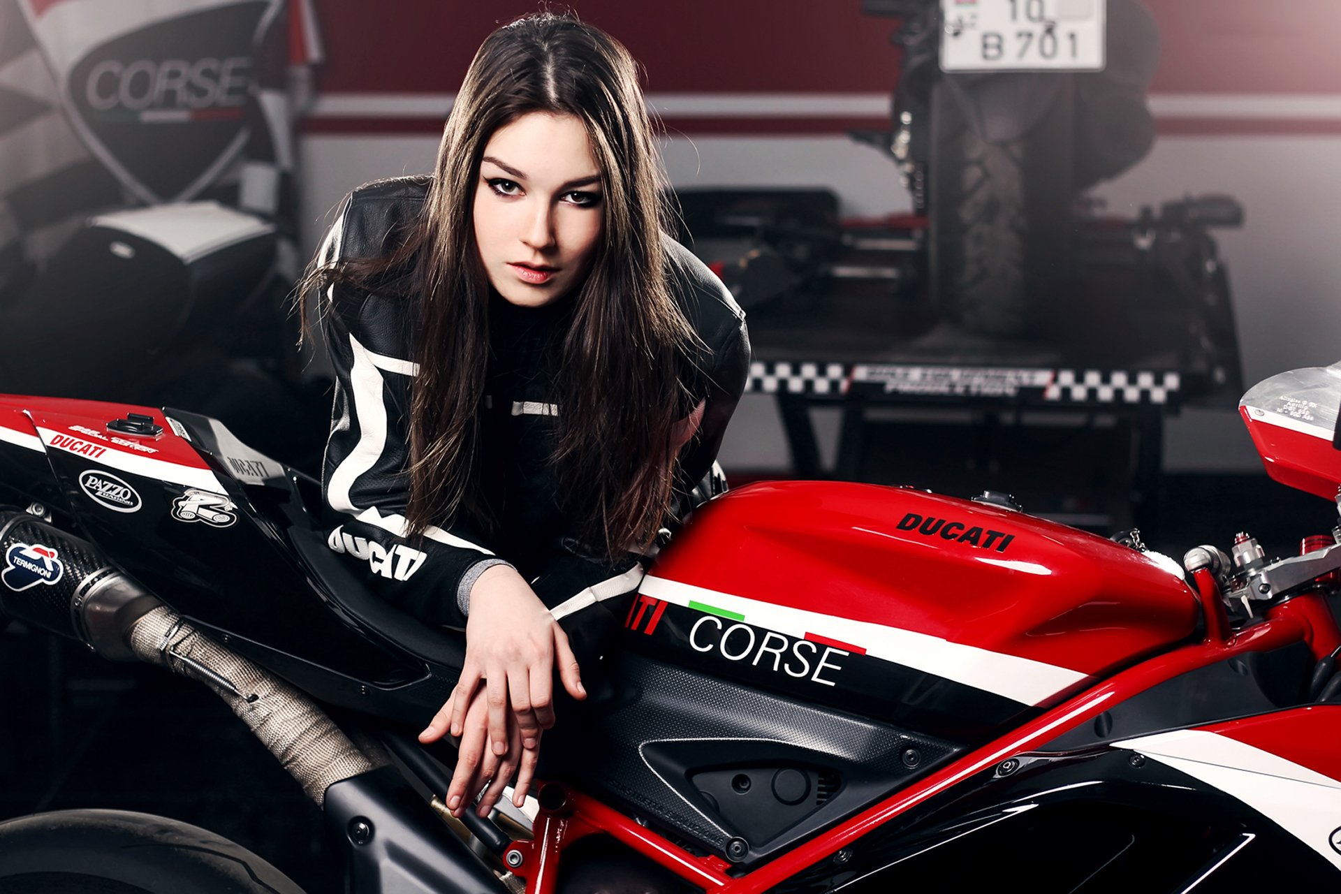 katarina ragazza bello viso bellezza capelli labbra rosso moto ducati luce