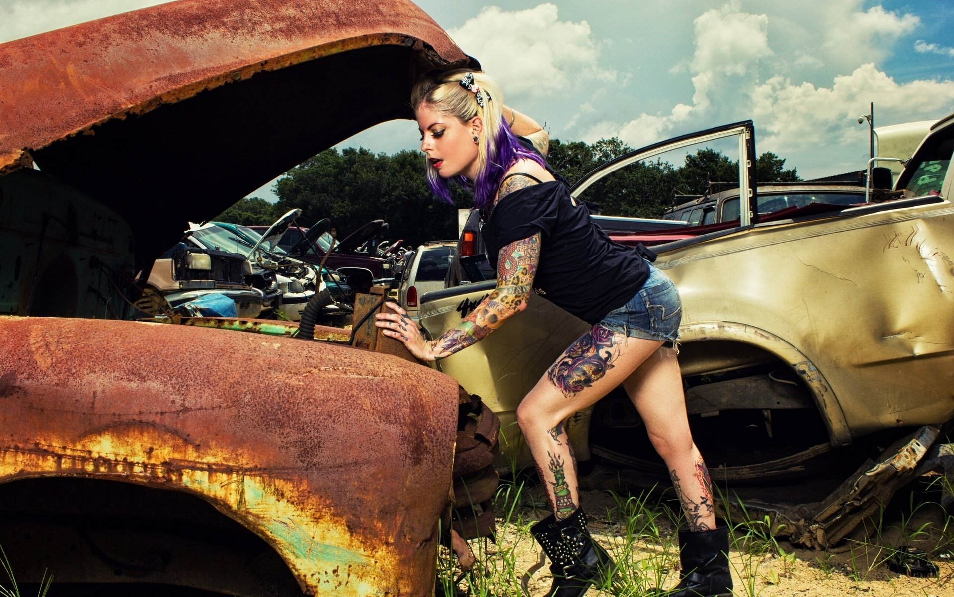 auto schrott beine tattoo shorts motorhaube