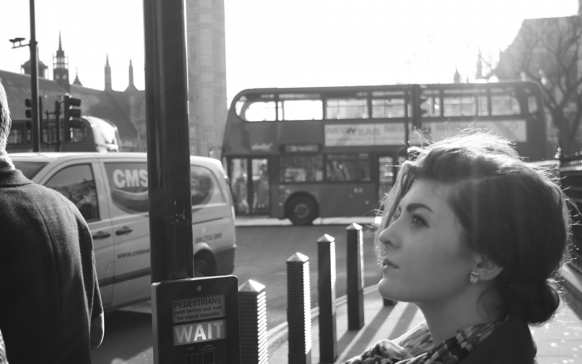 stadt london straße autos bus mädchen blick schwarz und weiß foto