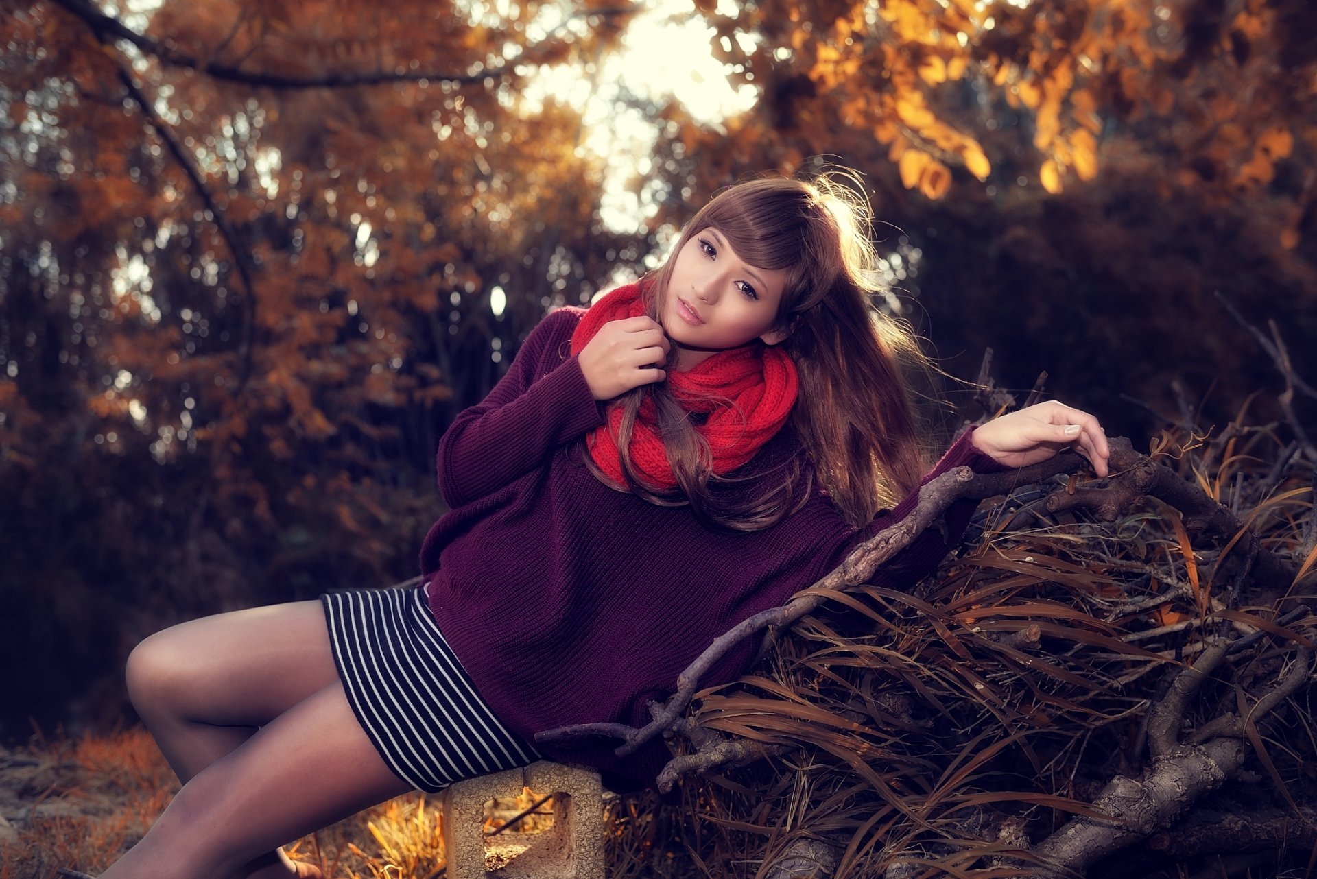 mädchen asiatisch pose aussehen jacke stricken roter schal frühling blätter bäume