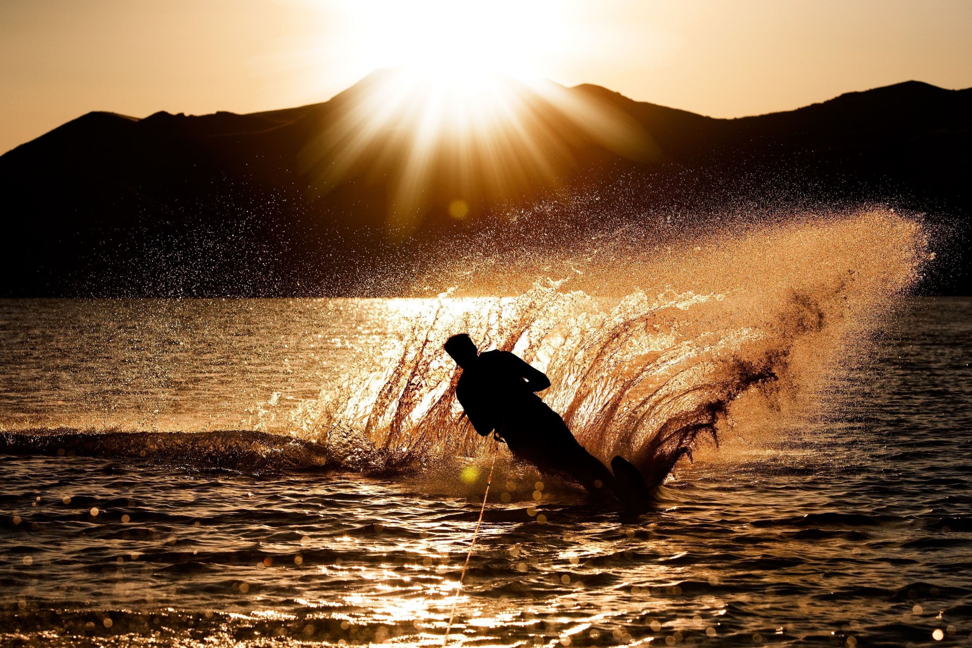 grand écran plein écran coucher de soleil homme fond océan bombe aérosol eau soleil vague mer silhouette sport