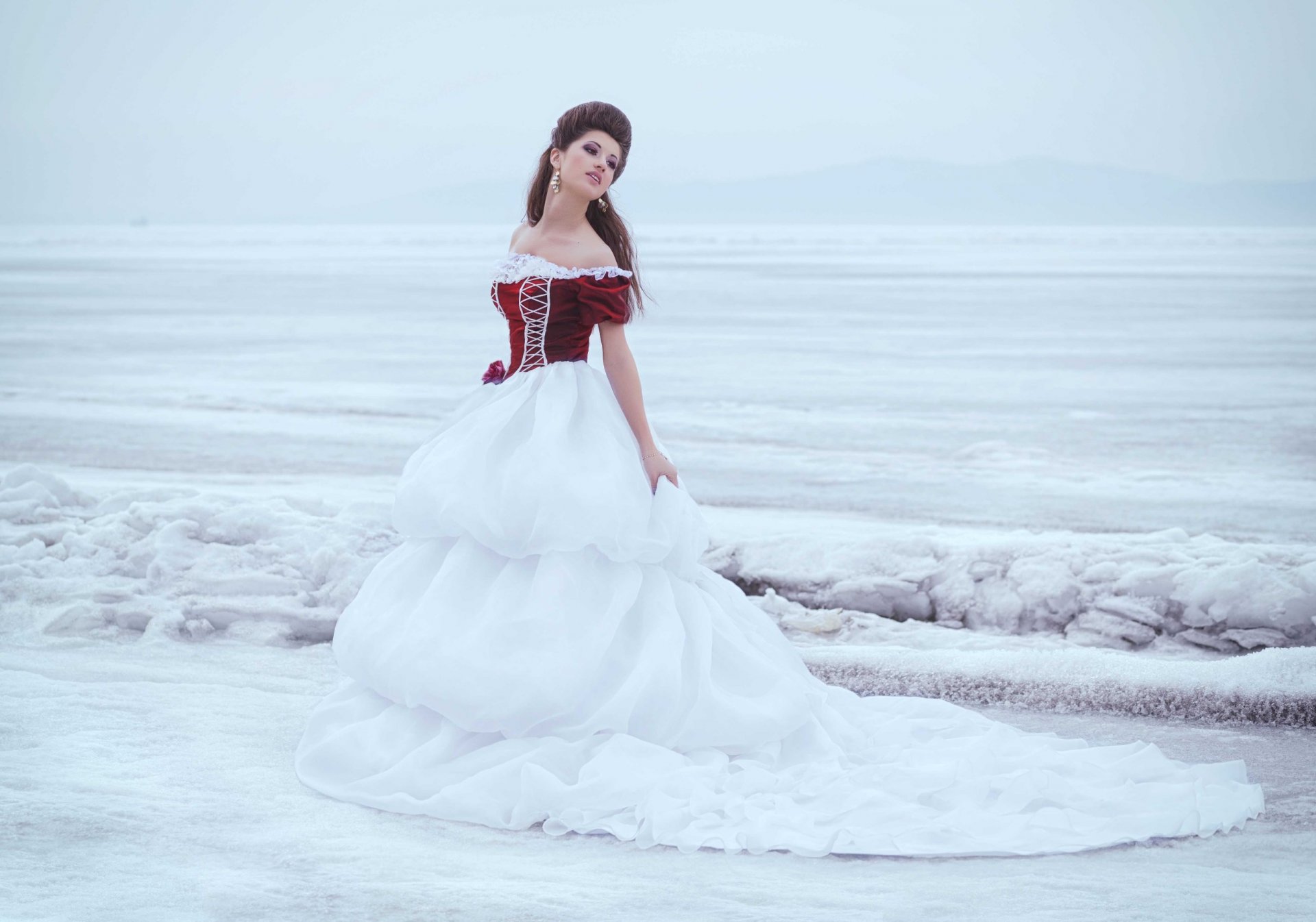 fille brune robe pose hiver neige glace