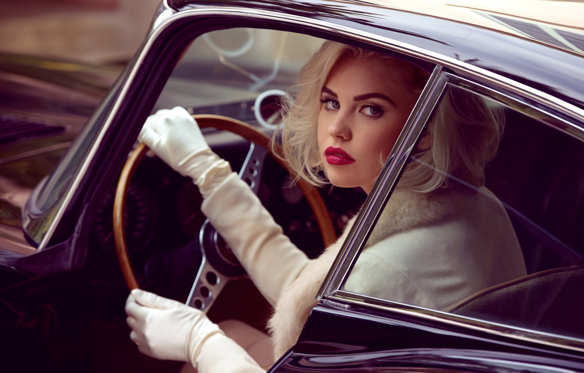 kayslee collins blonde modèle playboy fille visage portrait lèvres yeux voiture rétro style