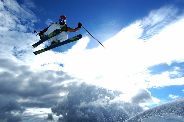 Salto de esquiador en medio de las nubes