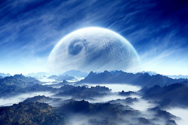 Un planeta alienígena detrás de las montañas en la niebla
