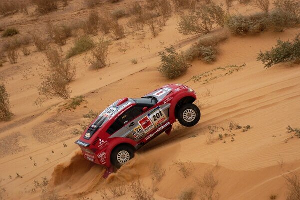 Auto sportiva mitsubisi corsa Dakar nel deserto