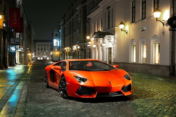 Orange Lamborghini dans la rue de nuit
