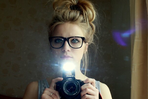 Fille aux yeux bleus fait selfie