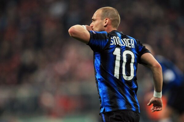 Sneijder. Numéro dix sur le t-shirt