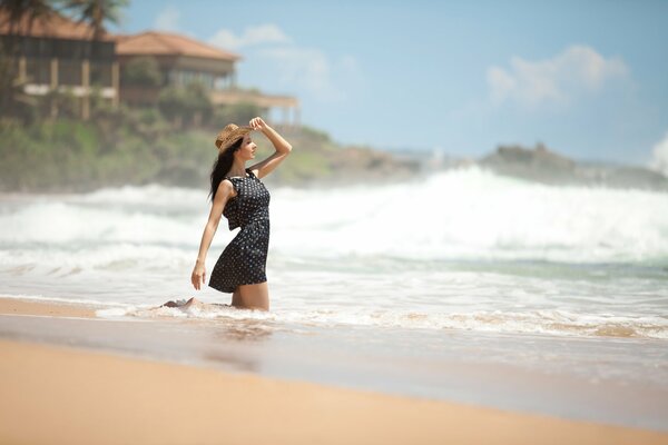 The girl in the hat on the sea