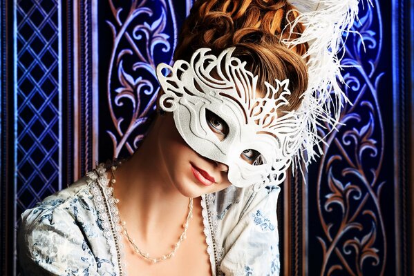 Ragazza misteriosa in maschera di Capodanno