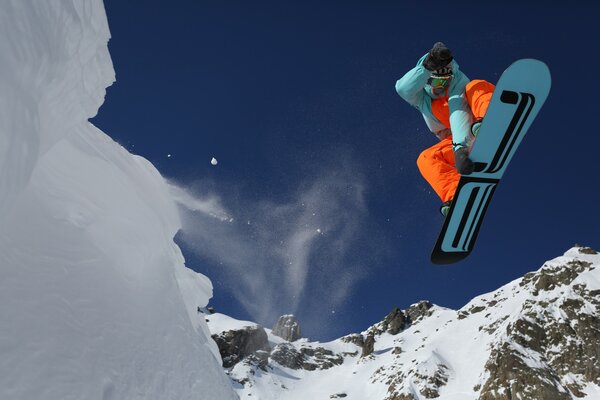 Snowboarder in montagna. Montagna. Neve