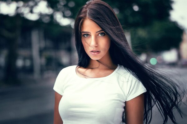 Portrait d une jeune fille aux cheveux longs