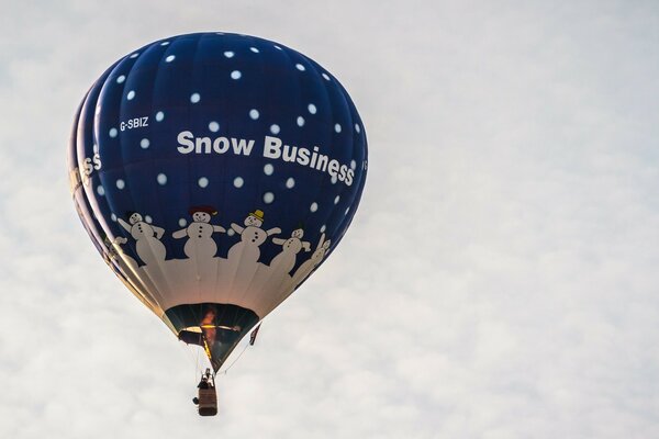 Ballon am Himmel in den Wolken