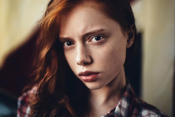 Portrait d une jeune fille Rousse avec des taches de rousseur