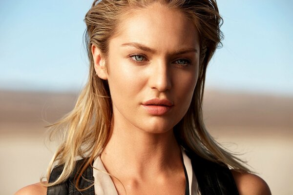 Rubia modelo Candice Swanepoel su mirada seria en la cara destaca el factor Max