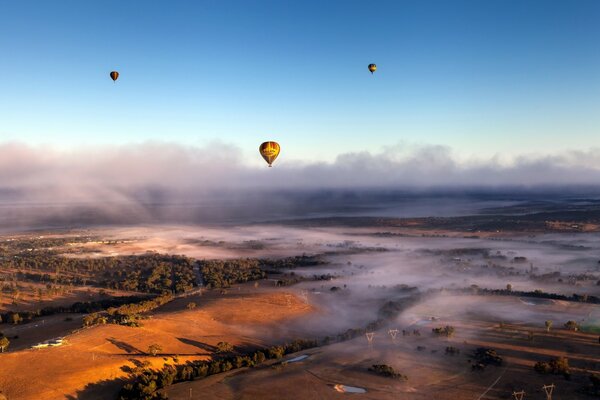 Balony na niebie w dolinie