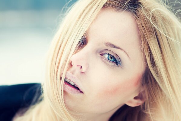 Blondine mit blauen Augen, Foto in der Nähe