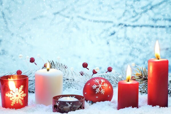 Decoración de Navidad y año nuevo en forma de velas y bolas sobre un fondo blanco
